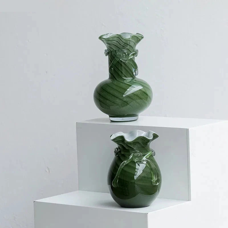 Grüne Glasvase mit Charmanter Glasschleife